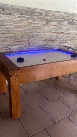 Mesa de aero hockey com LED azul