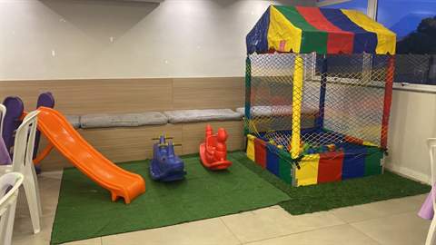 Área baby com casinha de bolinhas, escorregador e gangorrinhas