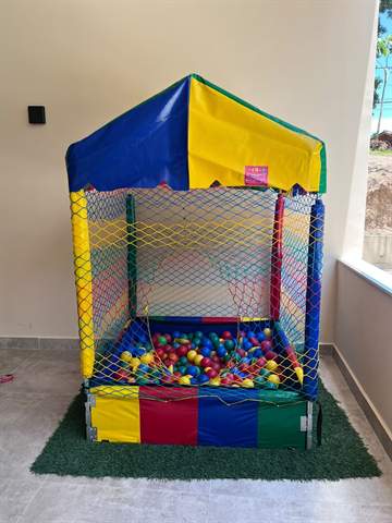 Casinha de bolinhas com toldo colorido