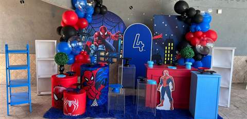 Decoração de festa tema Homem-Aranha com arco de balões