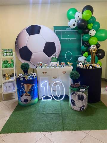 Decoração de festa tema futebol com balões verdes e brancos