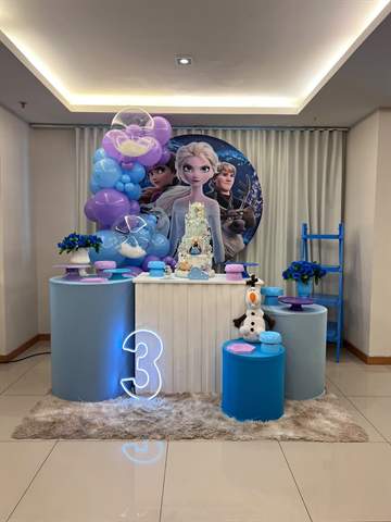 Decoração de festa tema Frozen com balões azuis e lilás